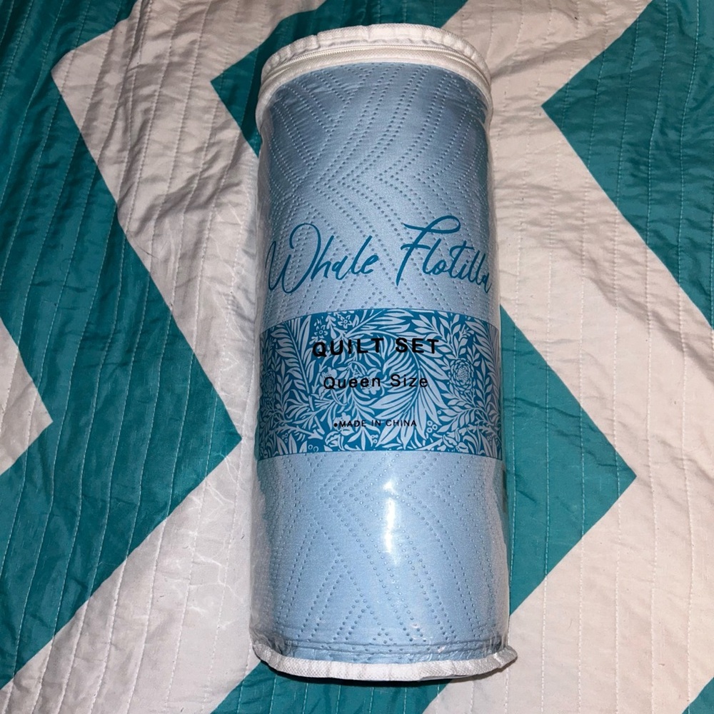 Blue Minimalist Quilted Bedding Set Queen Size (Whale Flotilla Brand)
